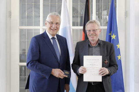 Towards entry "Prof. Dr.-Ing. Dr.-Ing. Weigel gets awarded with the Verdienstkreuz 1. Klasse"