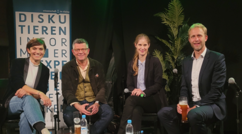 Zum Artikel "„Better health-treatment with AI?“ – Discussion with Björn Eskofier and Peter Dabrock"